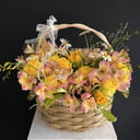 Корзина с цветами из альстромерий и роз