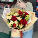 Букет «Яркие чувства» из роз и эустом