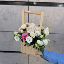 Коробка с цветами «Цветник» из роз и эустом