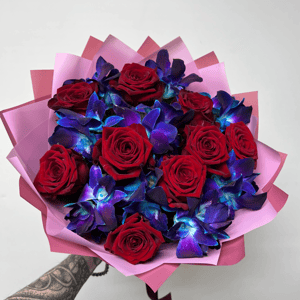 Букет «Орхидея Космос с бордовыми розами»