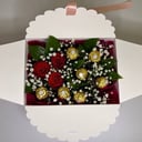 Сладкий букет в коробке "Rocher" из роз и гипсофил