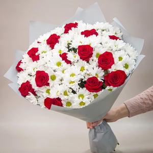 Сборный букет из 14 хризантем и 15 роз