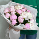 Букет бело-розовых пионов