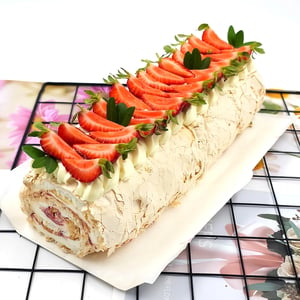 Меренговый рулет с клубникой 1 кг