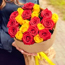 Букет из красных и желтых роз 21 шт