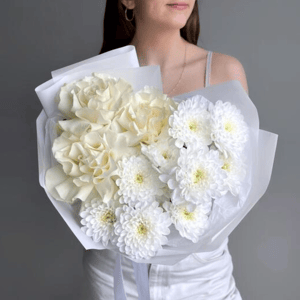 Букет «Белые французские розы с хризантемой»