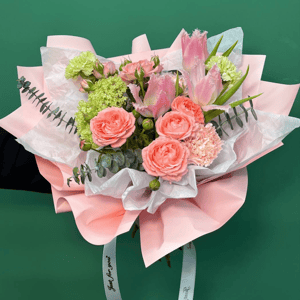 Букет «Мятная роза» из гвоздик и тюльпанов