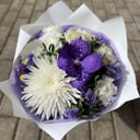 Букет Ванда из ирисов и гвоздик