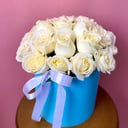 Белые розы в шляпной коробке