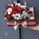 Деревянная коробочка с шок-ми конфетами из роз и хризантем