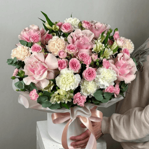 Шляпная коробка с цветами «Большая композиция в нежных оттенках» из гвоздик и роз