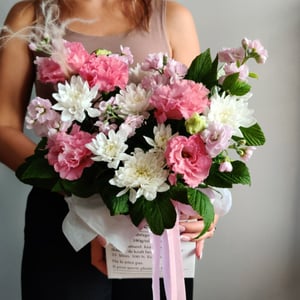 Коробка с цветами «Кустовые хризантемы, кустовая маттиола»