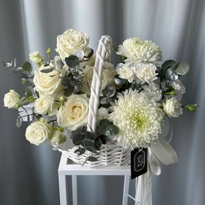Композиция в корзине "Белая луна" из гвоздик