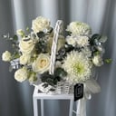 Композиция в корзине "Белая луна" из гвоздик