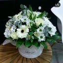 Шляпная коробка с цветами «Белая радость» из альстромерий и гербер