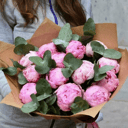 Букет «13 розовых пионов с эвкалиптом»
