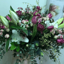 Шляпная коробка с цветами «Светлое будущее» из роз и тюльпанов