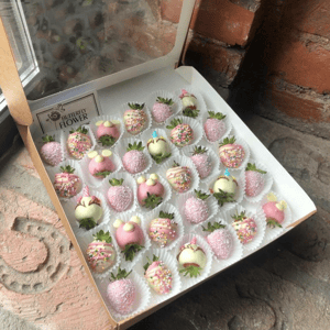 Композиция из клубники «Волшебный единорог»