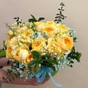 Шляпная коробка с цветами «Тёплое настроение» из роз и гипсофил