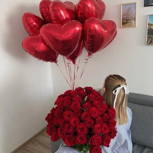 Подарочный набор «51 роза и 10 фольгированных шаров»