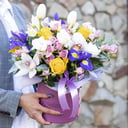 Шляпная коробка с цветами «Чистое сердце» из роз и тюльпанов