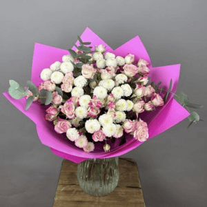 Букет кустовых роз и хризантем