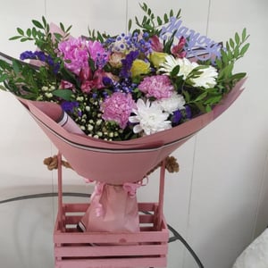 Букет «Интерес» из роз и альстромерий