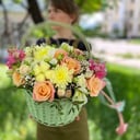 Корзина с цветами «Азалия» из роз и экзотических цветов