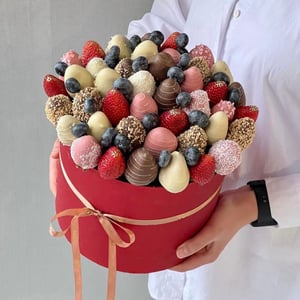 Клубника в шоколаде и голубика