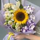 Букет с подсолнухом из эустом и альстромерий