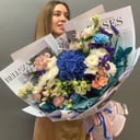 Стильный букет из альстромерий и ирисов