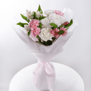 Букет «На крыльях роз» из гвоздик и альстромерий