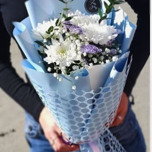 Букет комплимент 2 из хризантем и гипсофил