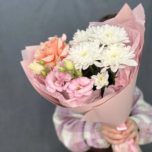 Легкий букет-букет с хризантемой из роз и эустом