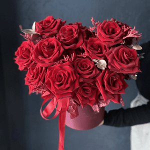 Шляпная коробка с цветами «Роковая встреча» из роз