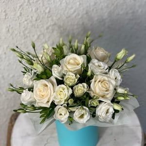 Шляпная коробка с цветами «Легкость» из эустом и роз