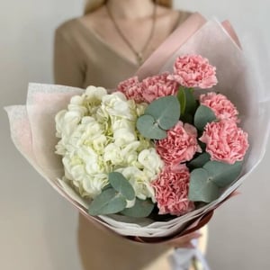 Букет «Гортензия и розовые диантусы»