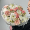 Букет «Розовые пионовидные розы с ромашкой» из гвоздик и хризантем