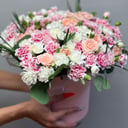 Шляпная коробка с цветами «Коробка из стойких диантусов и кустовой» из гвоздик и роз