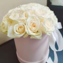 Шляпная коробка с цветами «Коробка с белыми розами»