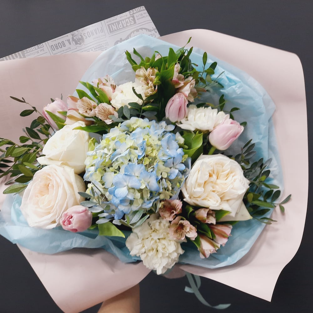 Букет «Голубая лагуна» из тюльпанов и альстромерий