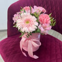 Шляпная коробка с цветами «Розовая композиция с герберой» из альстромерий и гвоздик