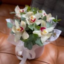 Шляпная коробка с цветами «Белые бабочки S» из орхидей