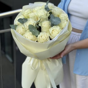 Букет из белых роз и эвкалипта