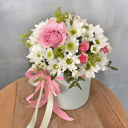 Шляпная коробка с цветами «Кудряшка ромашка» из роз и хризантем