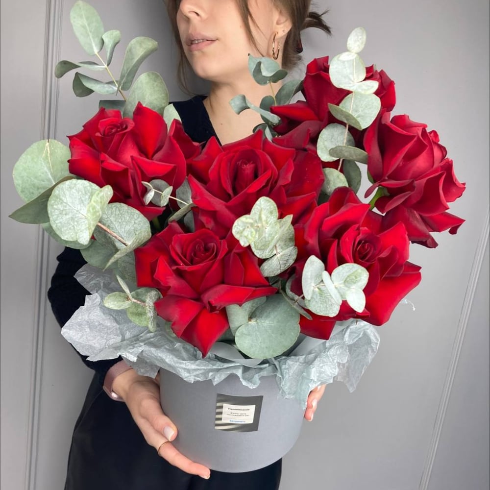 Шляпная коробка с цветами «Огненное сердце» из роз