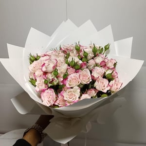 Букет из 19 огненных кустовых роз