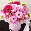 Шляпная коробка с цветами «Цветы в коробке "Королеве"» из роз и гербер