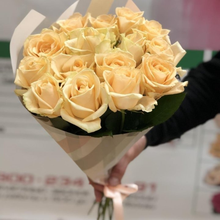 Букет из 15 кремовых роз в дизайнерской