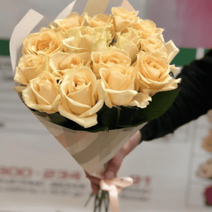 Букет из 15 кремовых роз в дизайнерской